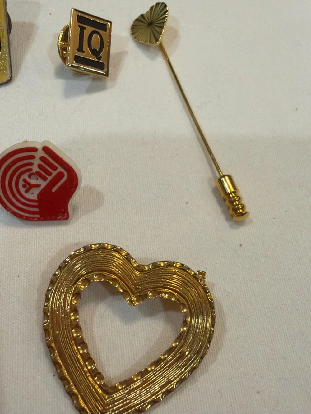 Gold Tone Heart Pin and Mixed Enamel Brooch Set - Green, Pink, Red, Gold 11 pies